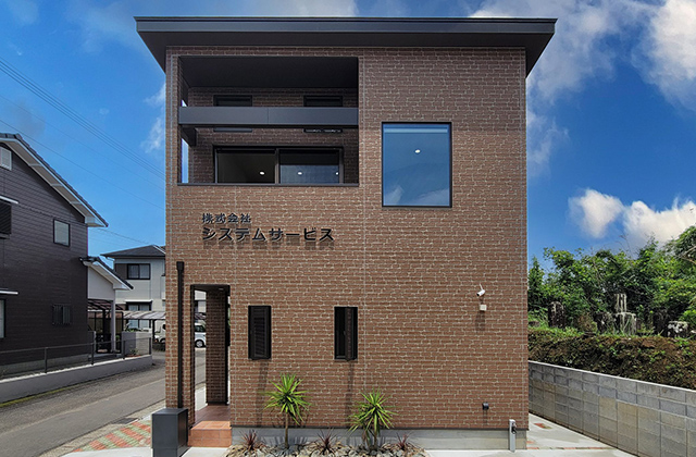 インナーガレージのあるミッドセンチュリーの2階建てオフィス