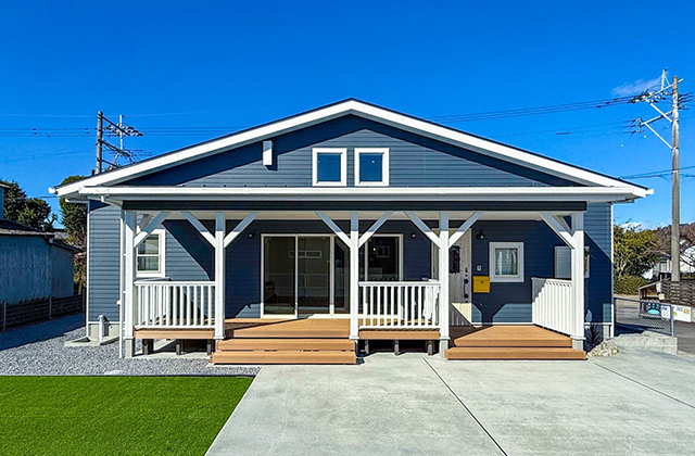 勾配天井と石壁が彩るカリフォルニアスタイルの平屋