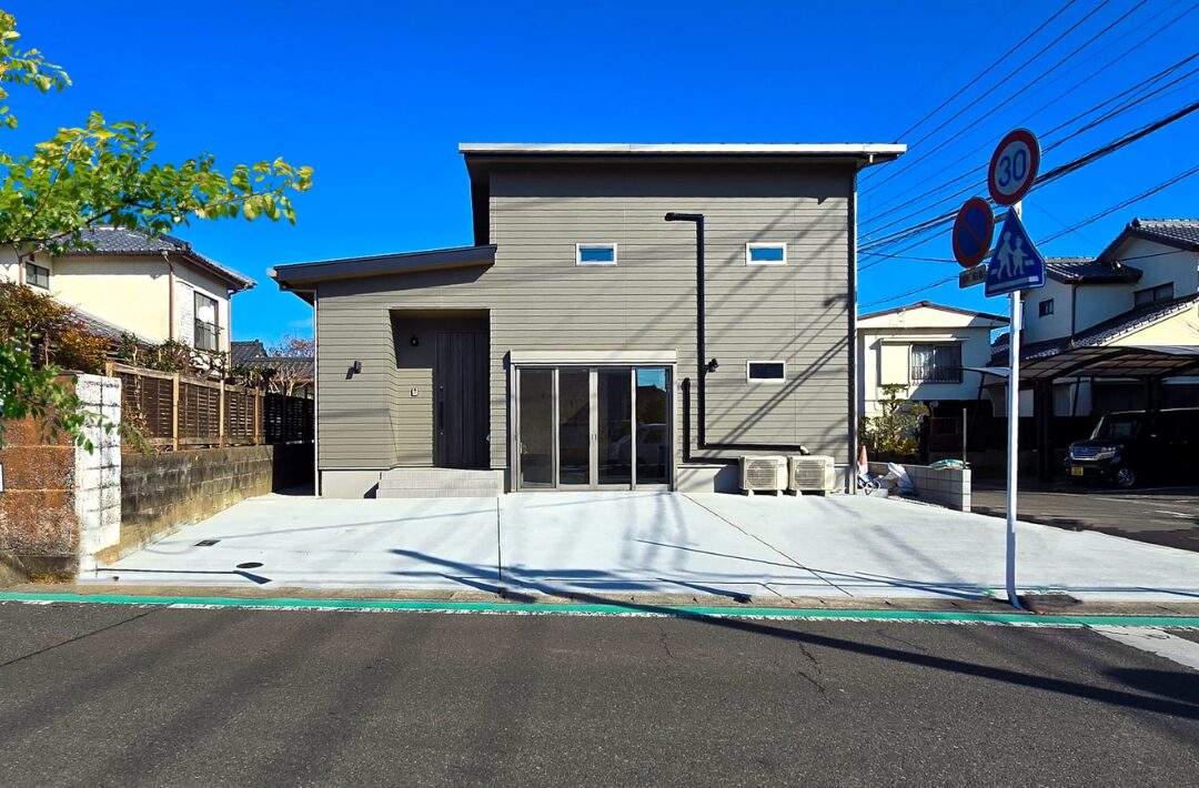 倉庫と中二階が暮らしを広げるお洒落なキッチンのある機能美あふれる住まい