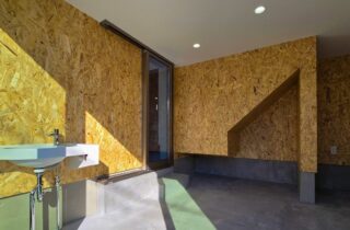 倉庫と中二階が暮らしを広げるお洒落なキッチンのある機能美あふれる住まい - 日大建築 - 土間倉庫・勝手口