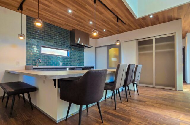 倉庫と中二階が暮らしを広げるお洒落なキッチンのある機能美あふれる住まい - 日大建築 - キッチンカウンター