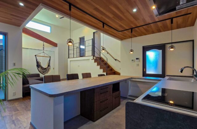 倉庫と中二階が暮らしを広げるお洒落なキッチンのある機能美あふれる住まい - 日大建築 - キッチン