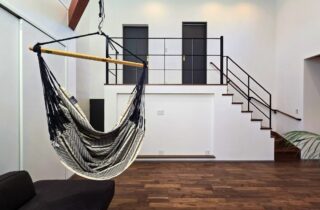 倉庫と中二階が暮らしを広げるお洒落なキッチンのある機能美あふれる住まい - 日大建築 - リビング