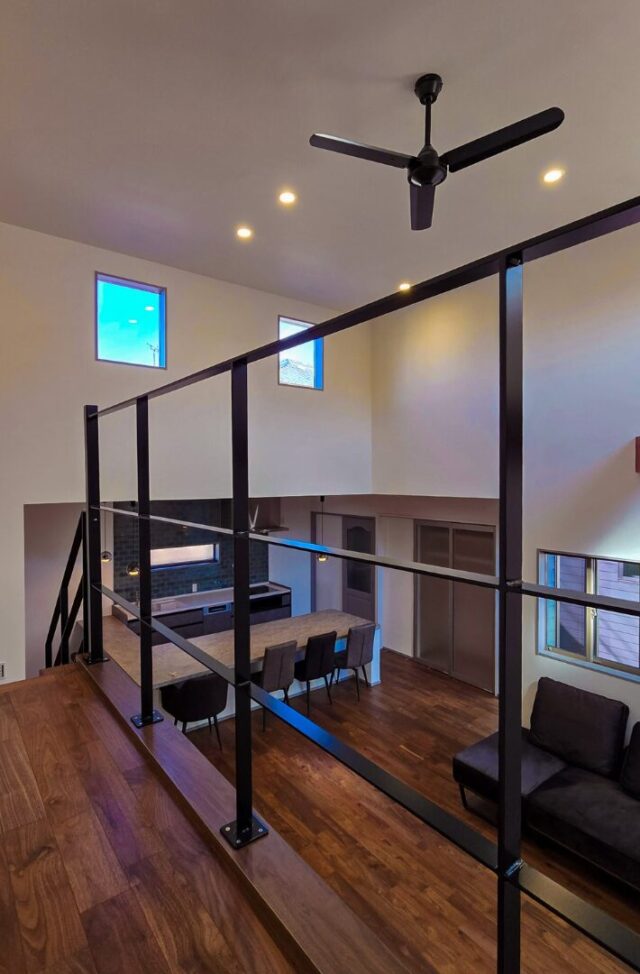 倉庫と中二階が暮らしを広げるお洒落なキッチンのある機能美あふれる住まい - 日大建築 - スキップフロア