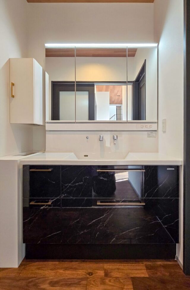 倉庫と中二階が暮らしを広げるお洒落なキッチンのある機能美あふれる住まい - 日大建築 - 洗面スペース