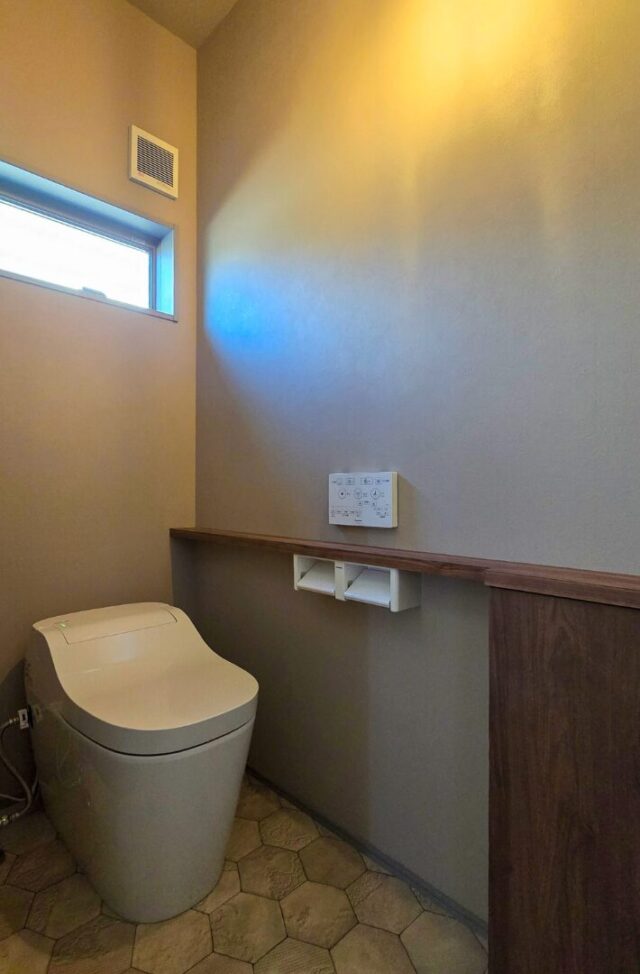 倉庫と中二階が暮らしを広げるお洒落なキッチンのある機能美あふれる住まい - 日大建築 - トイレ