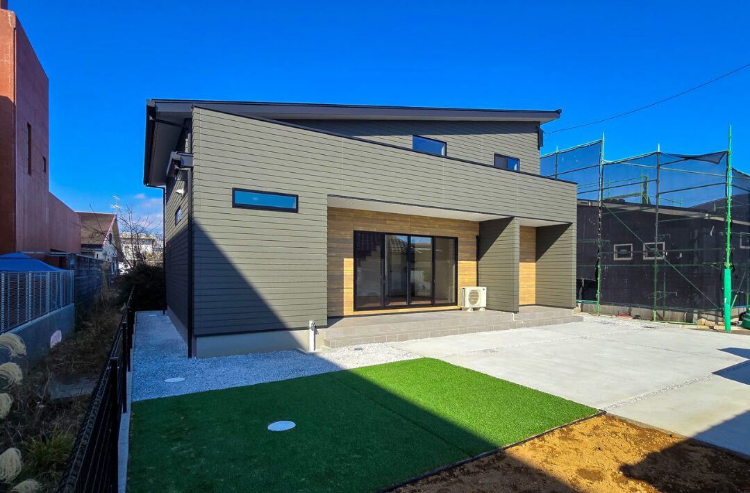 直線と勾配が映える立体的な外観と吹き抜けの開放感に包まれるシンプルデザインの家