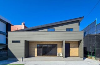 直線と勾配が映える立体的な外観と吹き抜けの開放感に包まれるシンプルデザインの家 - 日大建築 - 外観正面