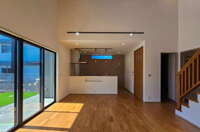 直線と勾配が映える立体的な外観と吹き抜けの開放感に包まれるシンプルデザインの家 - 日大建築 - LDK