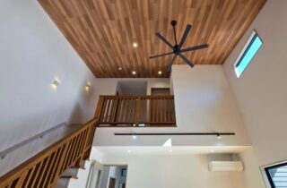 直線と勾配が映える立体的な外観と吹き抜けの開放感に包まれるシンプルデザインの家 - 日大建築 - 吹き抜け