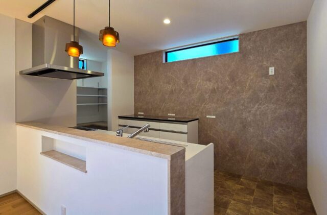 直線と勾配が映える立体的な外観と吹き抜けの開放感に包まれるシンプルデザインの家 - 日大建築 - キッチン・収納