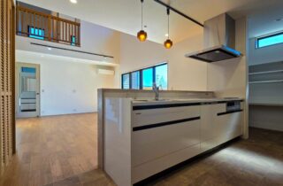 直線と勾配が映える立体的な外観と吹き抜けの開放感に包まれるシンプルデザインの家 - 日大建築 - キッチン