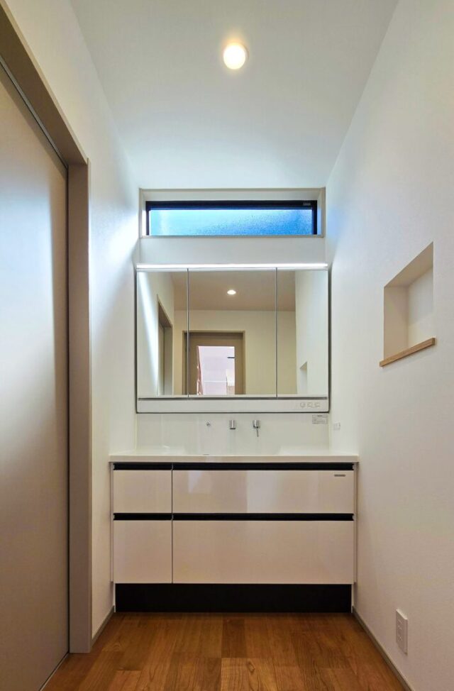 直線と勾配が映える立体的な外観と吹き抜けの開放感に包まれるシンプルデザインの家 - 日大建築 - 洗面スペース