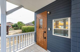 木目と化粧梁が映える家事ラクを叶えた機能美あふれる開放的な平屋 - 日大建築 - 玄関