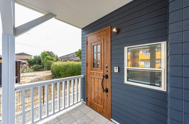 木目と化粧梁が映える家事ラクを叶えた機能美あふれる開放的な平屋 - 日大建築 - 玄関