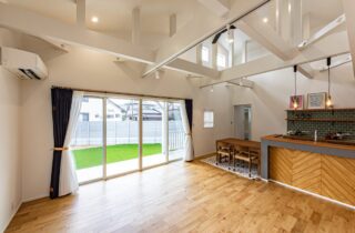 木目と化粧梁が映える家事ラクを叶えた機能美あふれる開放的な平屋 - 日大建築 - LDK