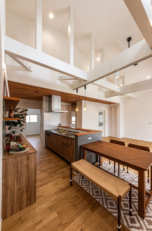 木目と化粧梁が映える家事ラクを叶えた機能美あふれる開放的な平屋 - 日大建築 - ダイニング・キッチン