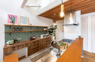 木目と化粧梁が映える家事ラクを叶えた機能美あふれる開放的な平屋 - 日大建築 - キッチン