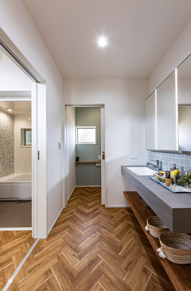 木目と化粧梁が映える家事ラクを叶えた機能美あふれる開放的な平屋 - 日大建築 - サニタリールーム