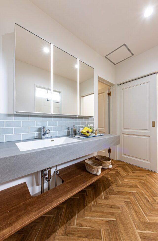 木目と化粧梁が映える家事ラクを叶えた機能美あふれる開放的な平屋 - 日大建築 - 洗面台