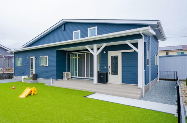 石張りで魅せる光あふれるLDKとフラットに繋がる畳スペースのあるナチュラル平屋 - 日大建築 - 外観正面