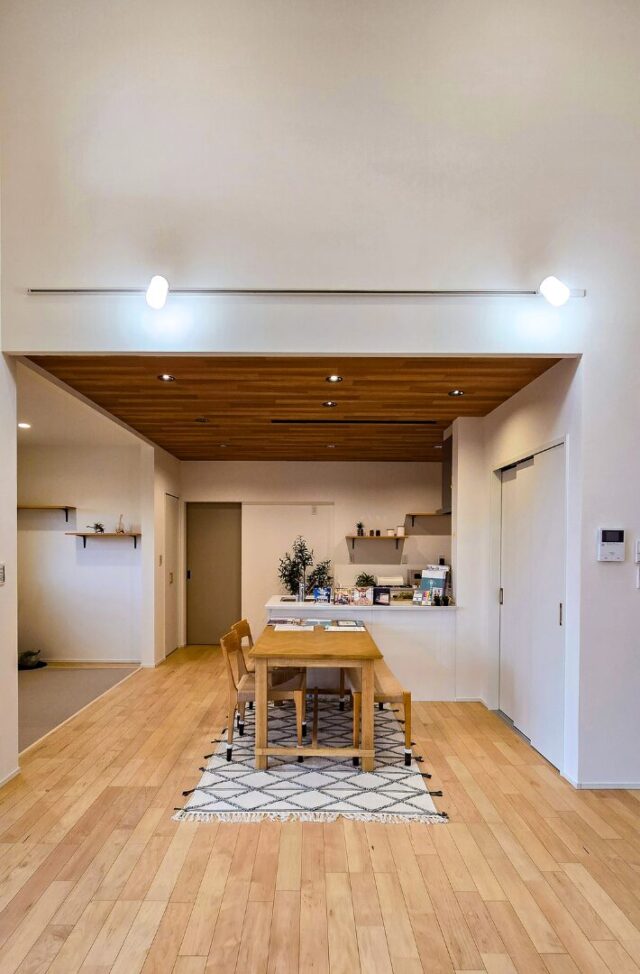 石張りで魅せる光あふれるLDKとフラットに繋がる畳スペースのあるナチュラル平屋 - 日大建築 - LDK