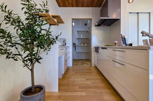 石張りで魅せる光あふれるLDKとフラットに繋がる畳スペースのあるナチュラル平屋 - 日大建築 - キッチン