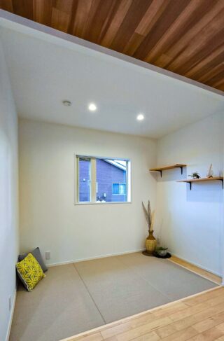 石張りで魅せる光あふれるLDKとフラットに繋がる畳スペースのあるナチュラル平屋 - 日大建築 - 和室