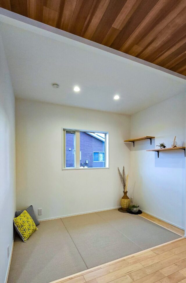 石張りで魅せる光あふれるLDKとフラットに繋がる畳スペースのあるナチュラル平屋 - 日大建築 - 和室