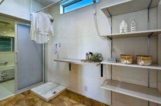 石張りで魅せる光あふれるLDKとフラットに繋がる畳スペースのあるナチュラル平屋 - 日大建築 - サニタリールーム