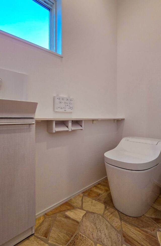 石張りで魅せる光あふれるLDKとフラットに繋がる畳スペースのあるナチュラル平屋 - 日大建築 - トイレ