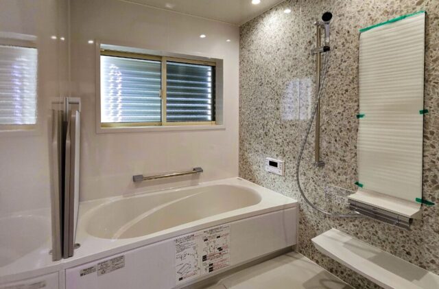 石張りで魅せる光あふれるLDKとフラットに繋がる畳スペースのあるナチュラル平屋 - 日大建築 - 浴室