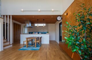 趣味を愉しむスキップフロアがあるカリフォルニアスタイルの平屋 - 日大建築 - リビング