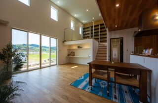 趣味を愉しむスキップフロアがあるカリフォルニアスタイルの平屋 - 日大建築 - LDK