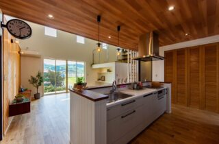 趣味を愉しむスキップフロアがあるカリフォルニアスタイルの平屋 - 日大建築 - キッチン・リビング