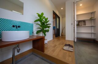 趣味を愉しむスキップフロアがあるカリフォルニアスタイルの平屋 - 日大建築 - 玄関