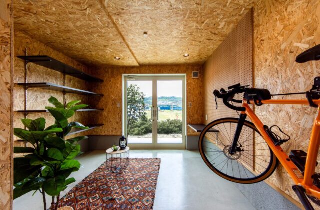 趣味を愉しむスキップフロアがあるカリフォルニアスタイルの平屋 - 日大建築 - 収納