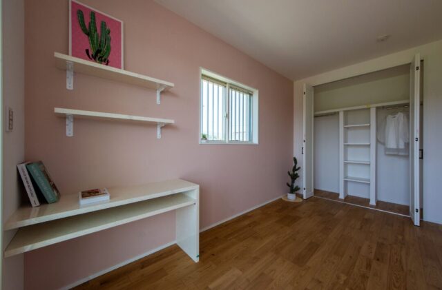 趣味を愉しむスキップフロアがあるカリフォルニアスタイルの平屋 - 日大建築 - 洋室