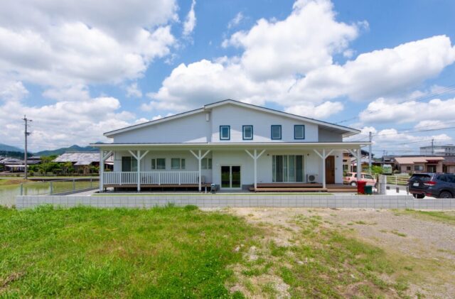 趣味を愉しむスキップフロアがあるカリフォルニアスタイルの平屋 - 日大建築 - 外観正面