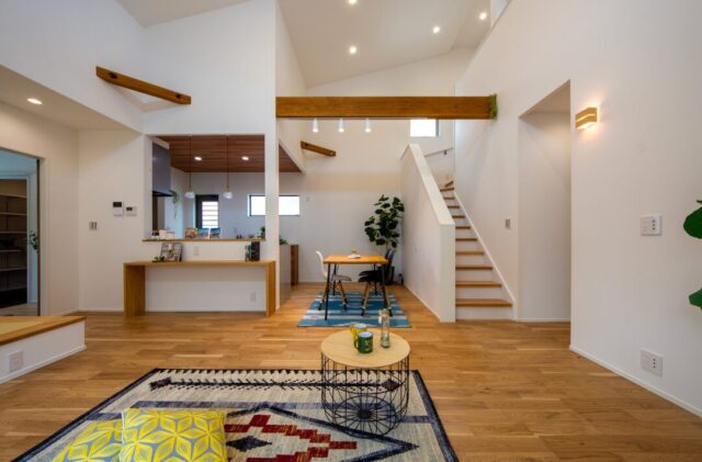小上がり畳と充実の収納を備えた木のぬくもりに包まれるナチュラルな住まい - 日大建築 - LDK・階段