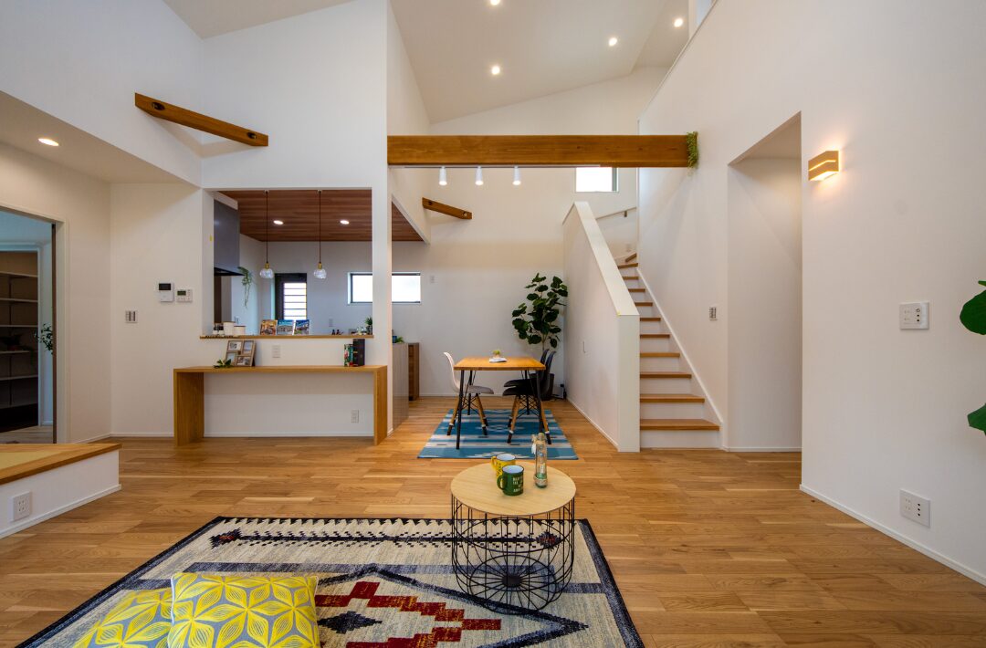 小上がり畳と充実の収納を備えた木のぬくもりに包まれるナチュラルな住まい - 日大建築 - LDK・階段