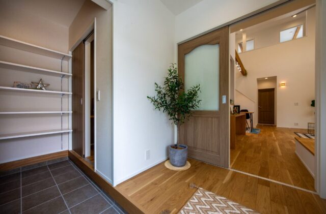 小上がり畳と充実の収納を備えた木のぬくもりに包まれるナチュラルな住まい - 日大建築 - 玄関