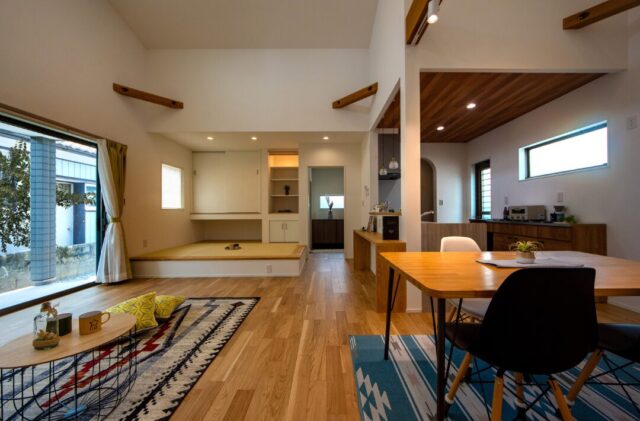小上がり畳と充実の収納を備えた木のぬくもりに包まれるナチュラルな住まい - 日大建築 - LDK