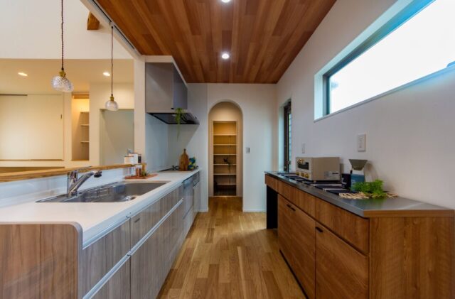 小上がり畳と充実の収納を備えた木のぬくもりに包まれるナチュラルな住まい - 日大建築 - キッチン