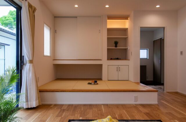 小上がり畳と充実の収納を備えた木のぬくもりに包まれるナチュラルな住まい - 日大建築 - 小上がり和室