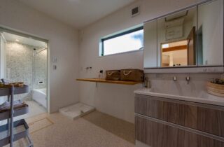 小上がり畳と充実の収納を備えた木のぬくもりに包まれるナチュラルな住まい - 日大建築 - サニタリールーム
