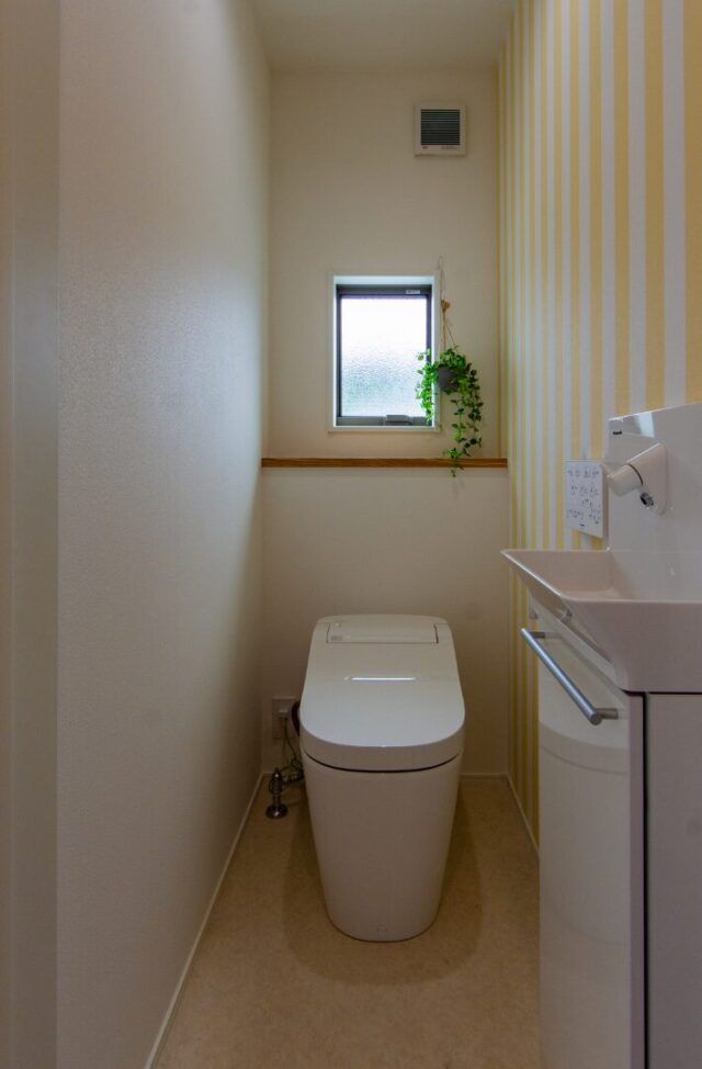 小上がり畳と充実の収納を備えた木のぬくもりに包まれるナチュラルな住まい - 日大建築 - トイレ