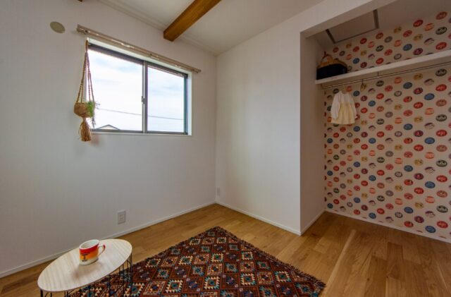 小上がり畳と充実の収納を備えた木のぬくもりに包まれるナチュラルな住まい - 日大建築 - 洋室