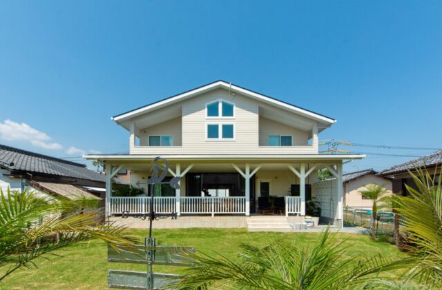 三角屋根の開放的な吹き抜けとセカンドリビングが魅力のリゾートライクな2階建て - 日大建築 - 外観正面