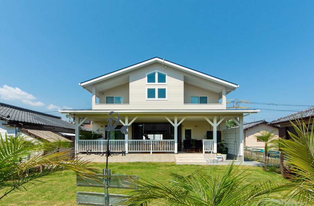 三角屋根の開放的な吹き抜けとセカンドリビングが魅力のリゾートライクな2階建て